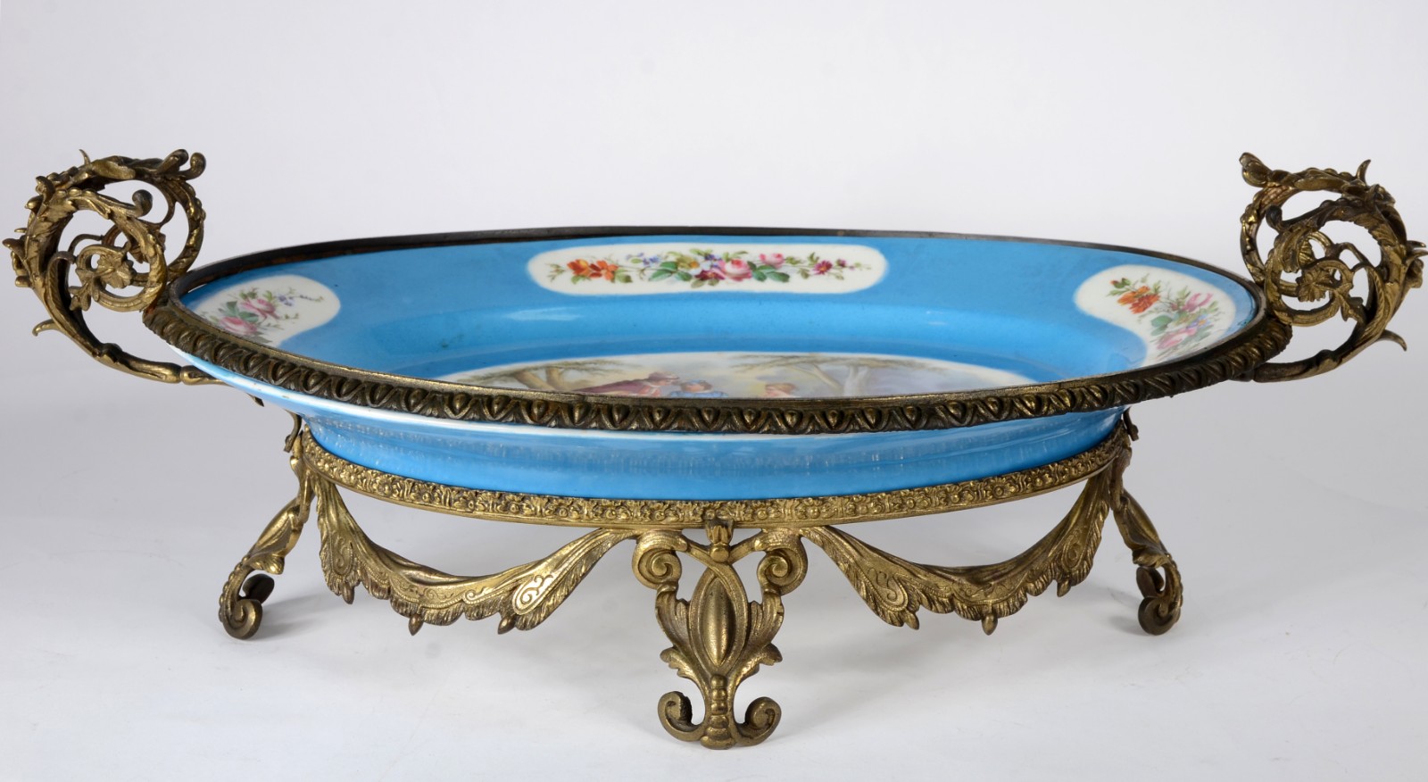 Grande centro de mesa de porcelana francesa com guarnição de metal... - foto 1 de 6