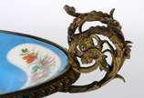 Grande centro de mesa de porcelana francesa com... - Grande centro de mesa de porcelana francesa com guarnição de metal dourado