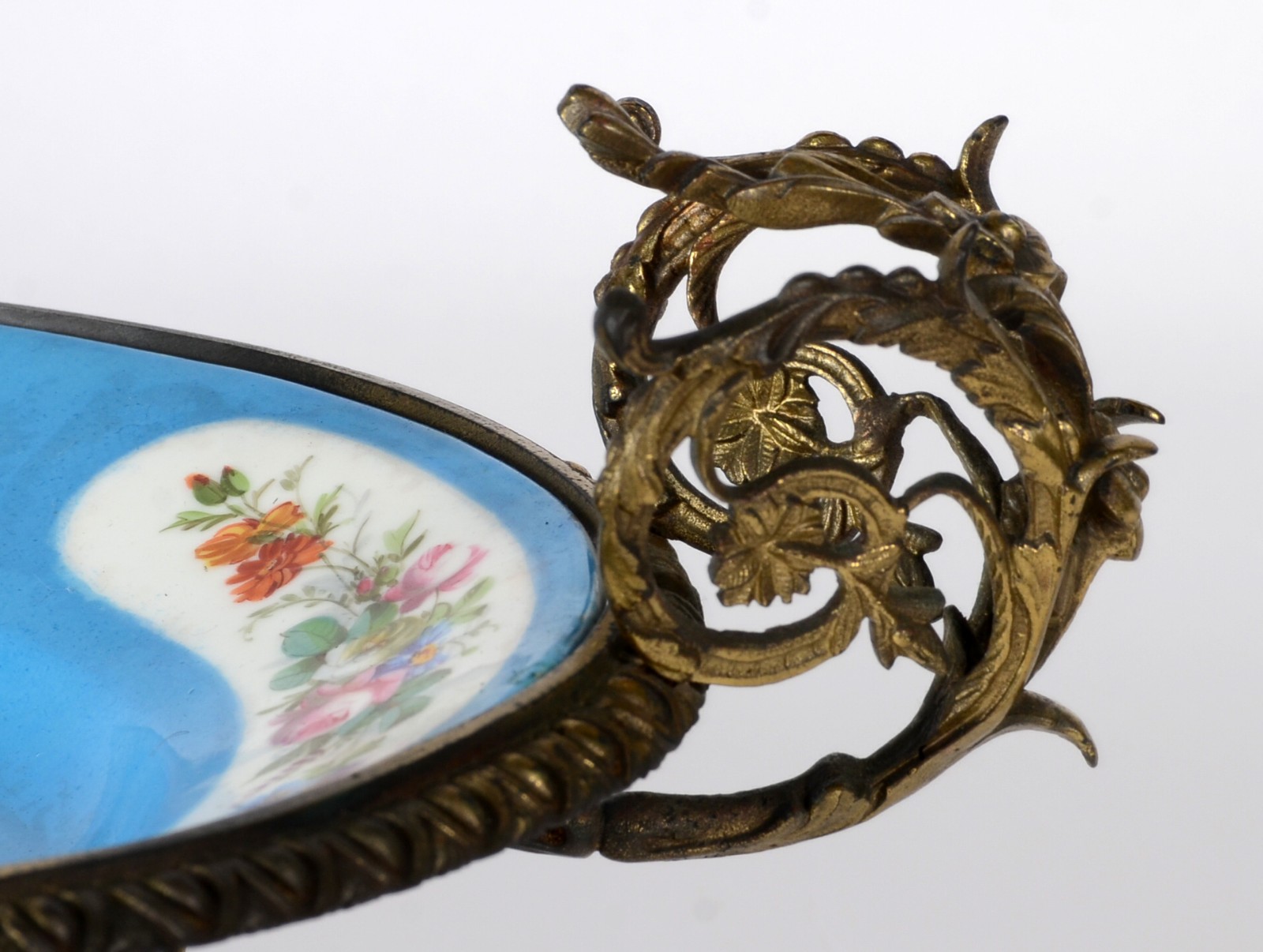 Grande centro de mesa de porcelana francesa com guarnição de metal... - foto 4 de 6