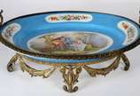 Grande centro de mesa de porcelana francesa com... - Grande centro de mesa de porcelana francesa com guarnição de metal dourado