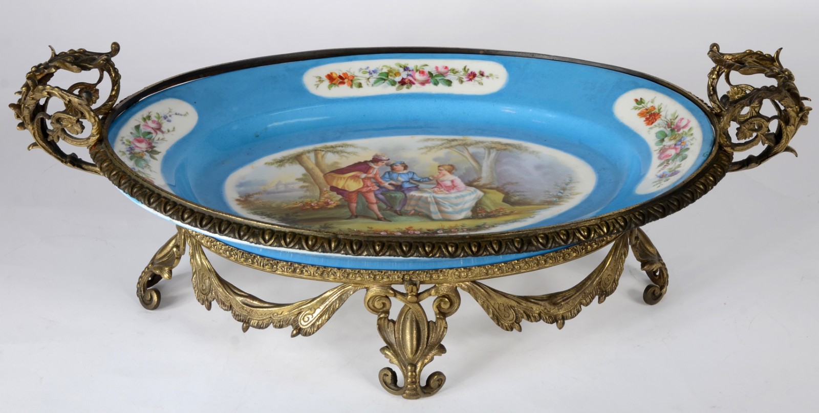 Grande centro de mesa de porcelana francesa com guarnição de metal... - foto 3 de 6