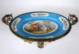 Grande centro de mesa de porcelana francesa com... - Grande centro de mesa de porcelana francesa com guarnição de metal dourado