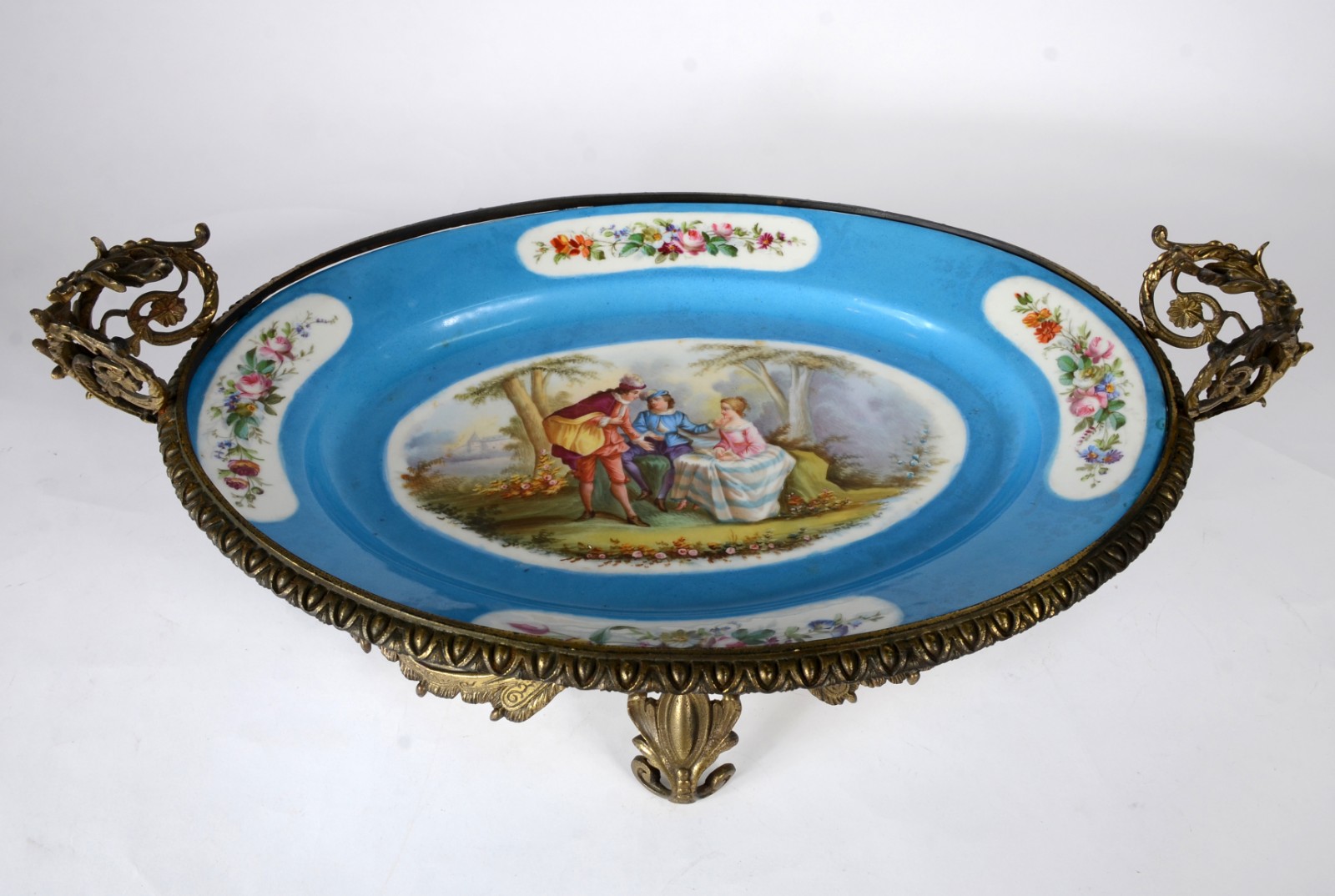Grande centro de mesa de porcelana francesa com guarnição de metal... - foto 2 de 6