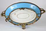 Grande centro de mesa de porcelana francesa com... - Grande centro de mesa de porcelana francesa com guarnição de metal dourado