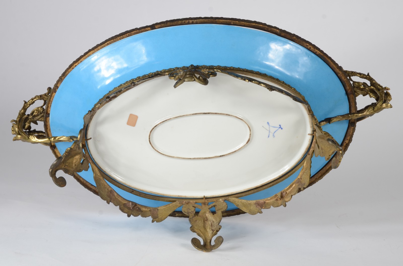 Grande centro de mesa de porcelana francesa com guarnição de metal... - foto 5 de 6