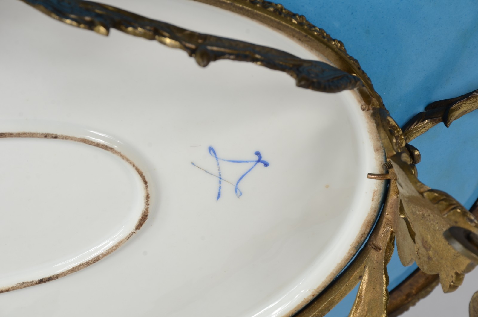 Grande centro de mesa de porcelana francesa com guarnição de metal... - foto 6 de 6