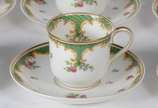 Limoges (1771),  - Conjunto com 12 xícaras com pires para café de porcelana francesa, decoradas com flores em policromia e guirlandas na cor verde e frisos dourados (uma