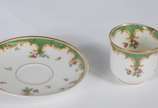 Limoges (1771),  - Conjunto com 12 xícaras com pires para café de porcelana francesa, decoradas com flores em policromia e guirlandas na cor verde e frisos dourados (uma