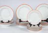 Meissen (1708),  - Serviço de jantar e chá de porcelana alemã de Meissen, borda com frisos na cor laranja, composto de 6 pratos rasos, 5 pratos fundos, 6 pratos de sobre