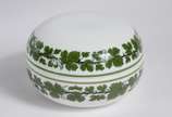Meissen (1708),  - Diversas peças de porcelana alemã de Meissen, decoradas com folhas de parreira na cor verde, composto de 2 xícaras de café com pires, 6 xícaras de chá