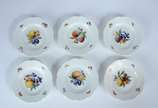 Meissen (1708),  - Conjunto com 6 pratos de porcelana alemã de Meissen decorados com frutos em policromia, bordas recortadas com pasta em relevo.
