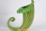 Cornucópia de murano italiano na cor verde com ... - Cornucópia de murano italiano na cor verde com pó de ouro, anos 1960  (base com quebrados e ponta trincada).