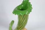 Cornucópia de murano italiano na cor verde com ... - Cornucópia de murano italiano na cor verde com pó de ouro, anos 1960  (base com quebrados e ponta trincada).