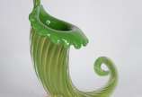 Cornucópia de murano italiano na cor verde com ... - Cornucópia de murano italiano na cor verde com pó de ouro, anos 1960  (base com quebrados e ponta trincada).
