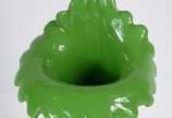 Cornucópia de murano italiano na cor verde com ... - Cornucópia de murano italiano na cor verde com pó de ouro, anos 1960  (base com quebrados e ponta trincada).