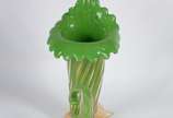 Cornucópia de murano italiano na cor verde com ... - Cornucópia de murano italiano na cor verde com pó de ouro, anos 1960  (base com quebrados e ponta trincada).