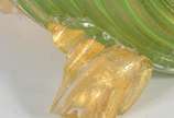 Cornucópia de murano italiano na cor verde com ... - Cornucópia de murano italiano na cor verde com pó de ouro, anos 1960  (base com quebrados e ponta trincada).