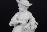 Meissen (1708),  - Estatueta de porcelana alemã de Meissen representando camponesa com cesto de flores.