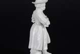 Meissen (1708),  - Estatueta de porcelana alemã de Meissen representando camponesa com cesto de flores.