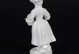 Meissen (1708),  - Estatueta de porcelana alemã de Meissen representando camponesa com cesto de flores.
