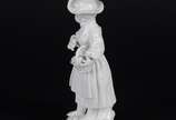 Meissen (1708),  - Estatueta de porcelana alemã de Meissen representando camponesa com cesto de flores.