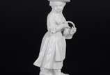 Meissen (1708),  - Estatueta de porcelana alemã de Meissen representando camponesa com cesto de flores.