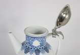 Meissen (1708),  - Jarra para vinho de porcelana alemã de Meissen decorada com brazão e guirlandas com cachos de uvas e folhas de parreira em azul e branco, marcas de Me