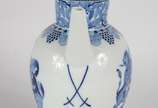 Meissen (1708),  - Jarra para vinho de porcelana alemã de Meissen decorada com brazão e guirlandas com cachos de uvas e folhas de parreira em azul e branco, marcas de Me