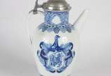 Meissen (1708),  - Jarra para vinho de porcelana alemã de Meissen decorada com brazão e guirlandas com cachos de uvas e folhas de parreira em azul e branco, marcas de Me