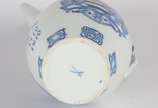 Meissen (1708),  - Jarra para vinho de porcelana alemã de Meissen decorada com brazão e guirlandas com cachos de uvas e folhas de parreira em azul e branco, marcas de Me