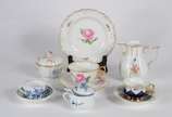 Meissen (1708),  - Diversas peças de porcelana alemã de Meissen em várias decorações, sendo: 2 xícaras de café com pires, xícara para chá com pires e pratinho, bule, bow
