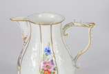 Meissen (1708),  - Diversas peças de porcelana alemã de Meissen em várias decorações, sendo: 2 xícaras de café com pires, xícara para chá com pires e pratinho, bule, bow