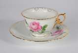 Meissen (1708),  - Diversas peças de porcelana alemã de Meissen em várias decorações, sendo: 2 xícaras de café com pires, xícara para chá com pires e pratinho, bule, bow