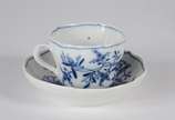 Meissen (1708),  - Diversas peças de porcelana alemã de Meissen em várias decorações, sendo: 2 xícaras de café com pires, xícara para chá com pires e pratinho, bule, bow