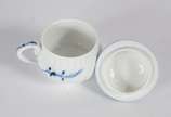 Meissen (1708),  - Diversas peças de porcelana alemã de Meissen em várias decorações, sendo: 2 xícaras de café com pires, xícara para chá com pires e pratinho, bule, bow