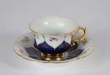 Meissen (1708),  - Diversas peças de porcelana alemã de Meissen em várias decorações, sendo: 2 xícaras de café com pires, xícara para chá com pires e pratinho, bule, bow