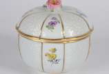 Meissen (1708),  - Diversas peças de porcelana alemã de Meissen em várias decorações, sendo: 2 xícaras de café com pires, xícara para chá com pires e pratinho, bule, bow