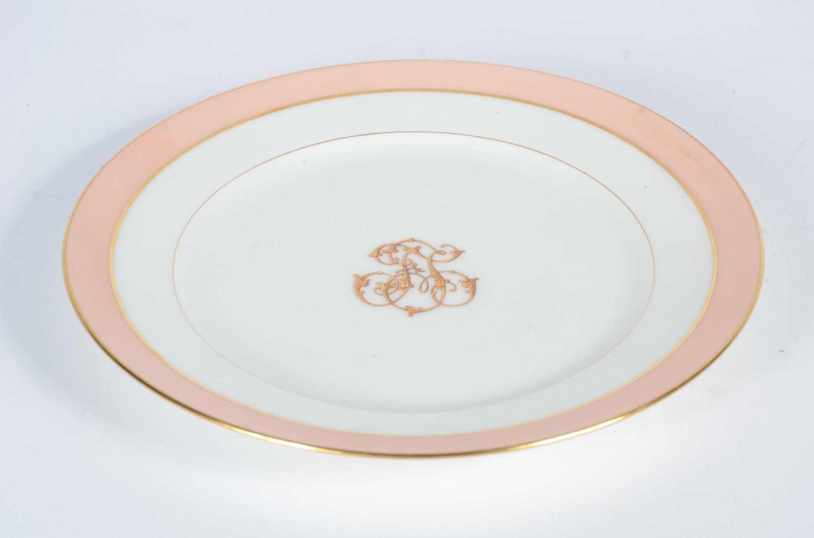 Prato de porcelana francesa Pillivuyt com monograma central do Barão... - foto 1 de 6