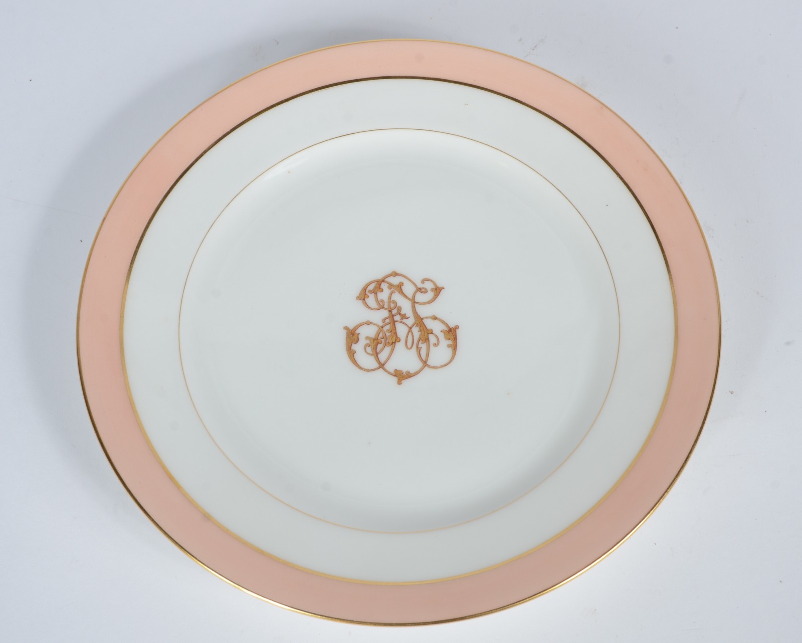 Prato de porcelana francesa Pillivuyt com monograma central do Barão... - foto 2 de 6