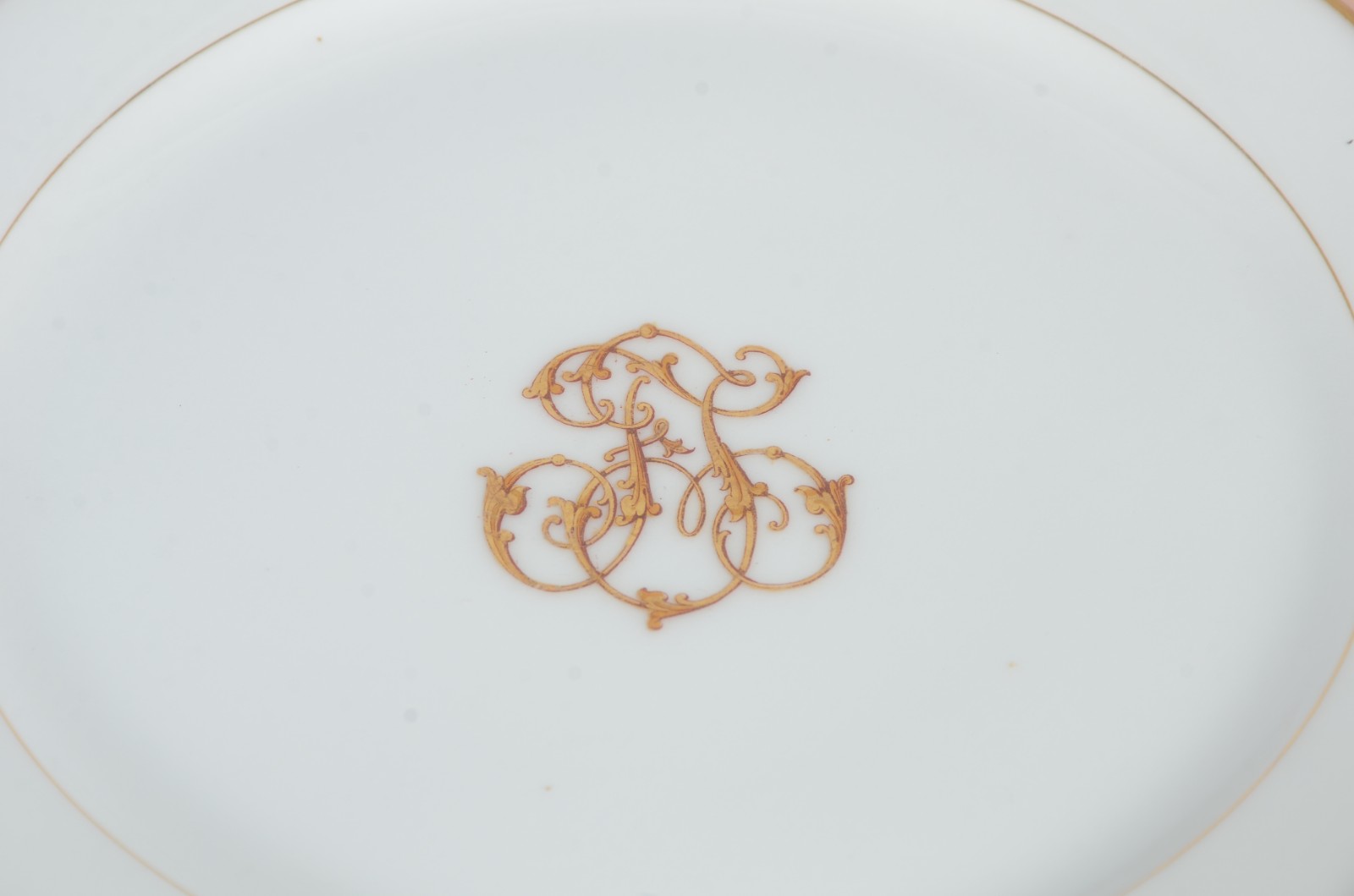 Prato de porcelana francesa Pillivuyt com monograma central do Barão... - foto 4 de 6