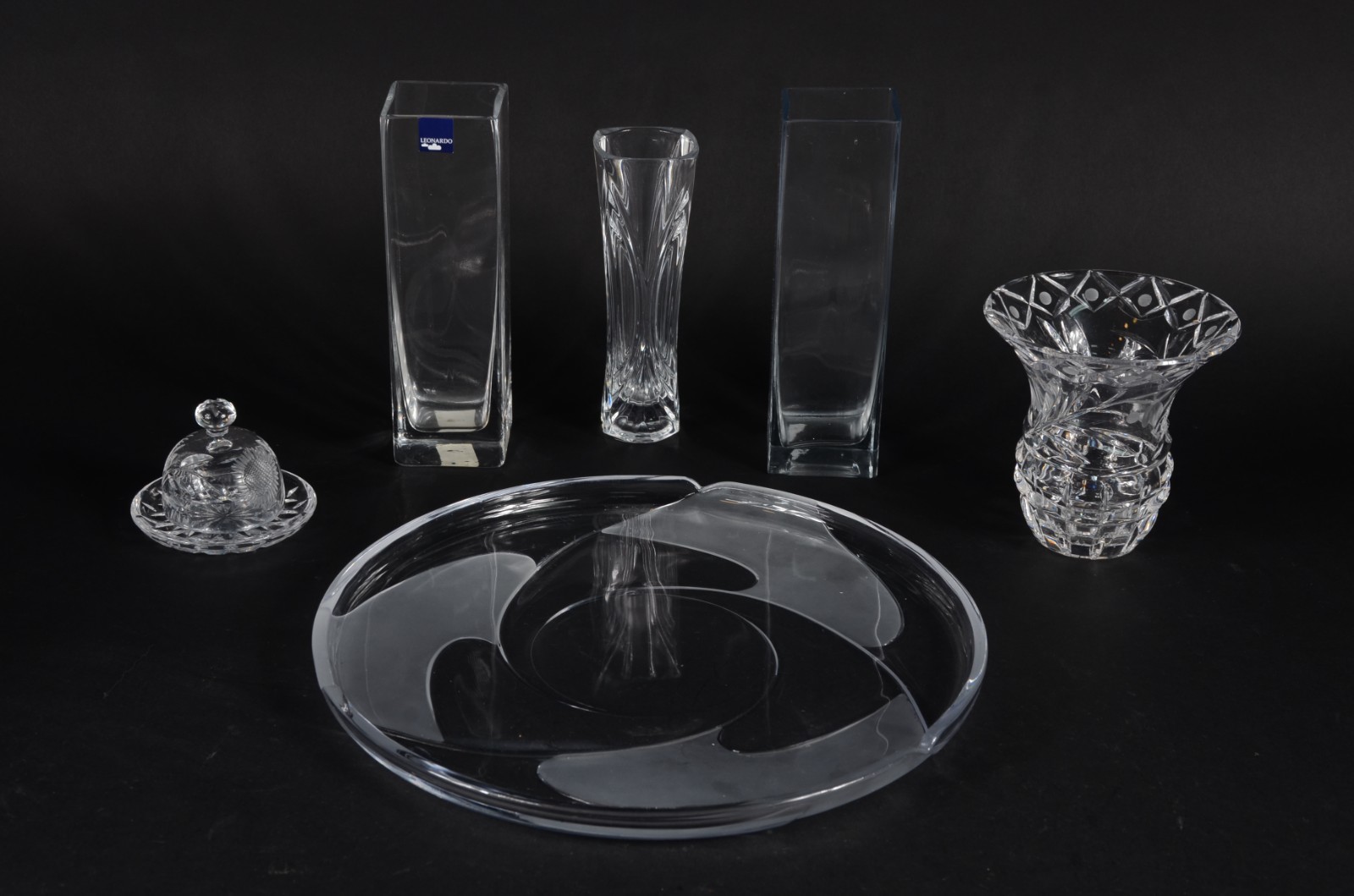 Seis peças diversas de vidro/cristal, sendo: quatro vasos para... - foto 1 de 8