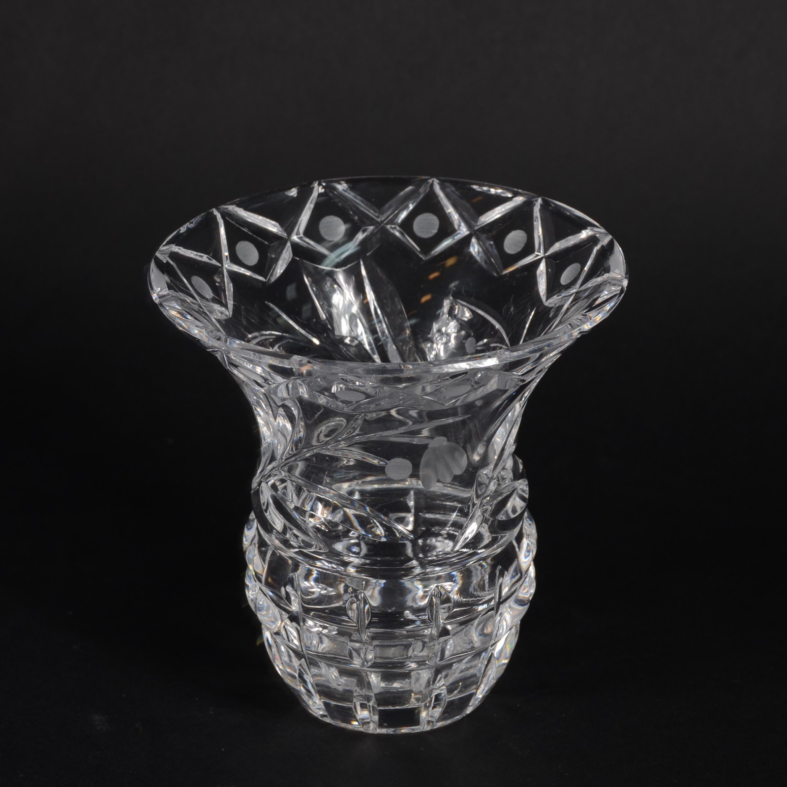 Seis peças diversas de vidro/cristal, sendo: quatro vasos para... - foto 2 de 8