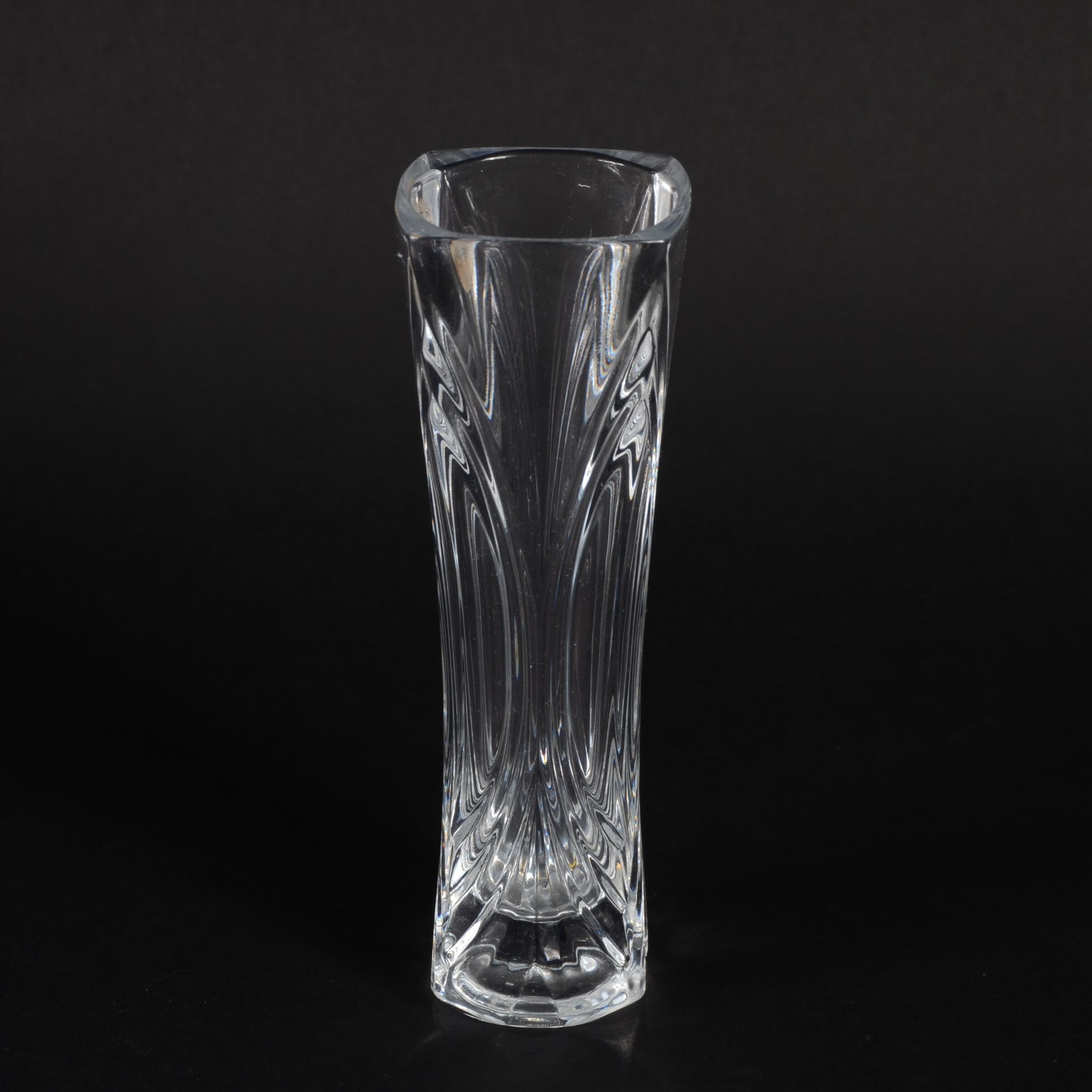 Seis peças diversas de vidro/cristal, sendo: quatro vasos para... - foto 3 de 8