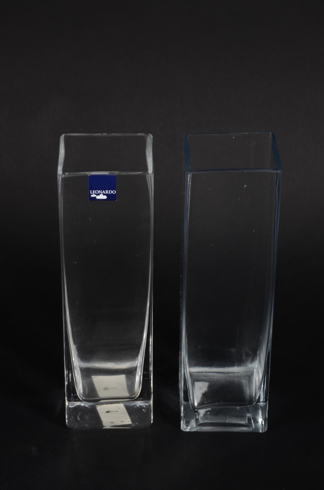 Seis peças diversas de vidro/cristal, sendo: quatro vasos para... - foto 8 de 8