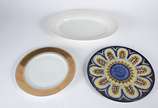Tres peças diversas de porcelana, sendo uma tra... - Tres peças diversas de porcelana, sendo uma travessa da Bavaria, um prato de cerâmica floral K.A.Heinke, e um prato portugues.