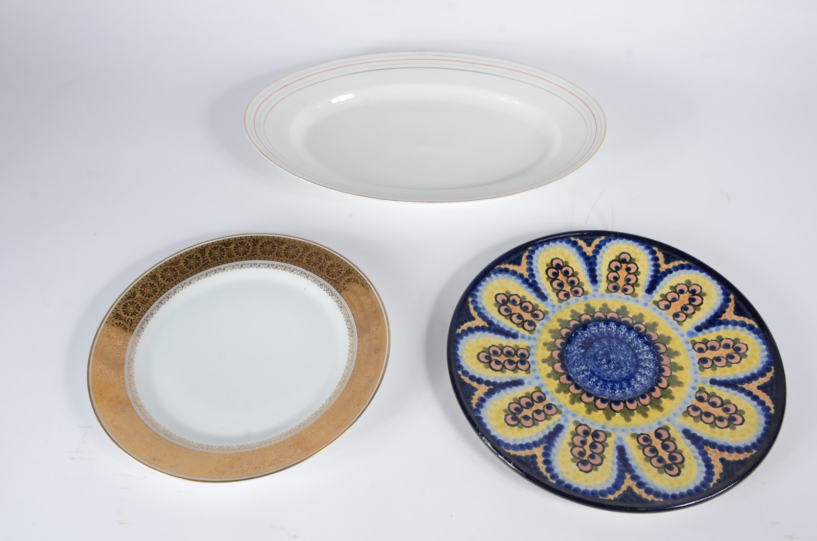Tres peças diversas de porcelana, sendo uma travessa da Bavaria, um... - foto 1 de 8