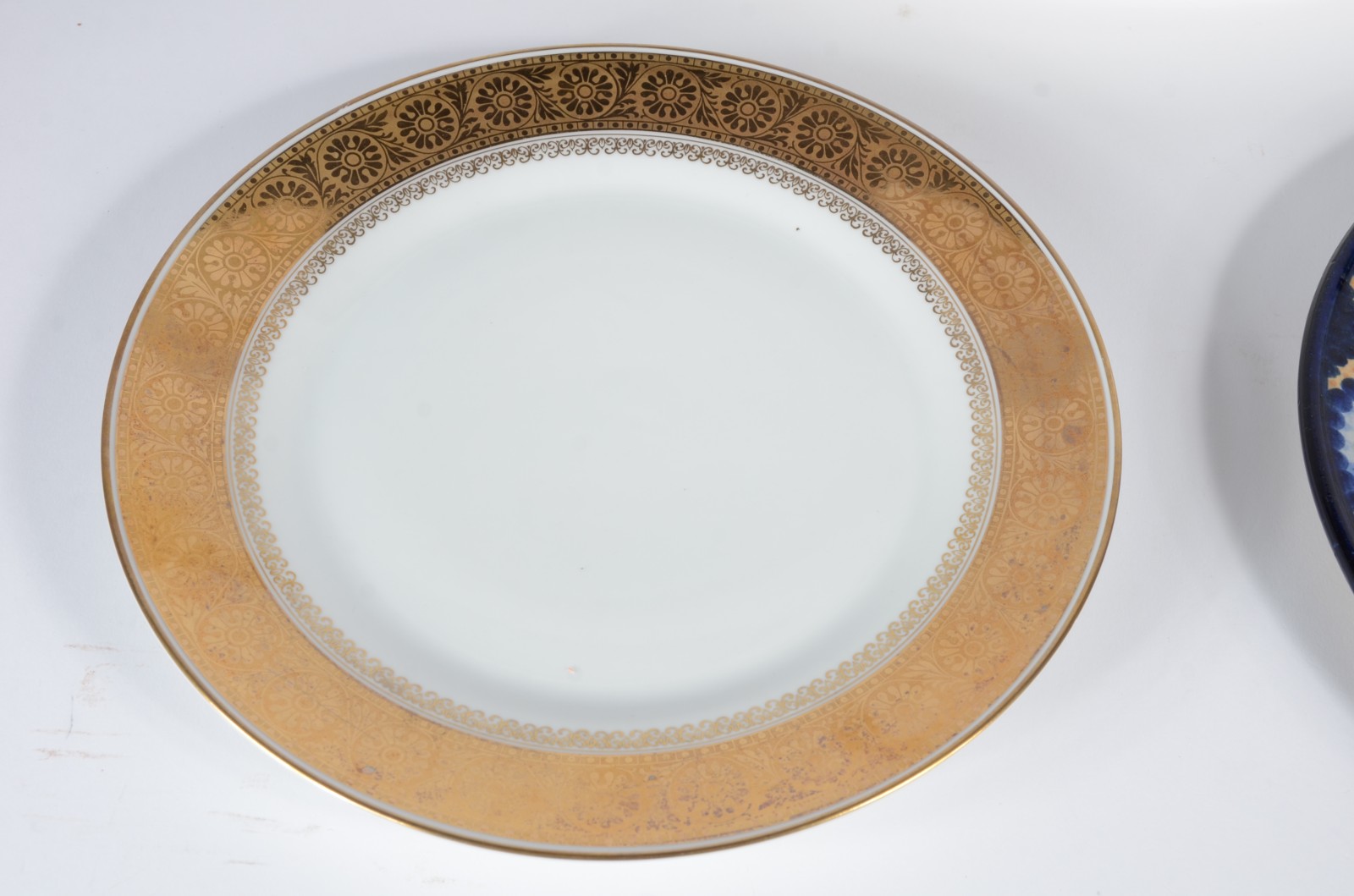 Tres peças diversas de porcelana, sendo uma travessa da Bavaria, um... - foto 2 de 8
