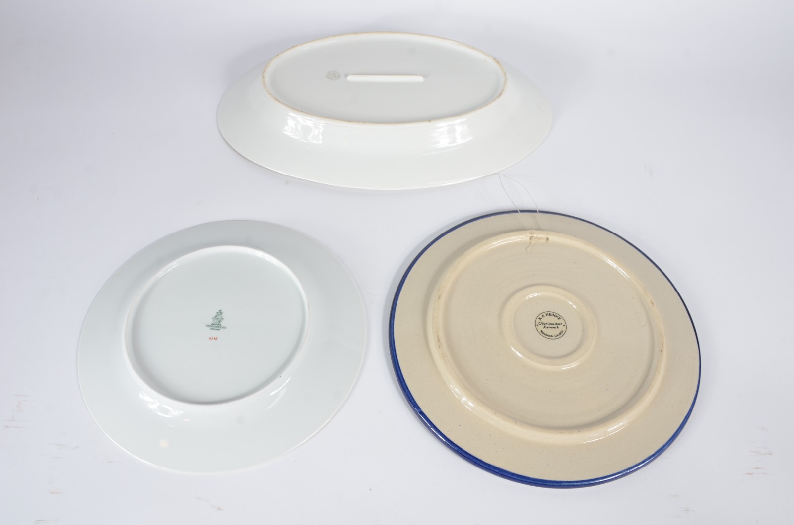 Tres peças diversas de porcelana, sendo uma travessa da Bavaria, um... - foto 5 de 8