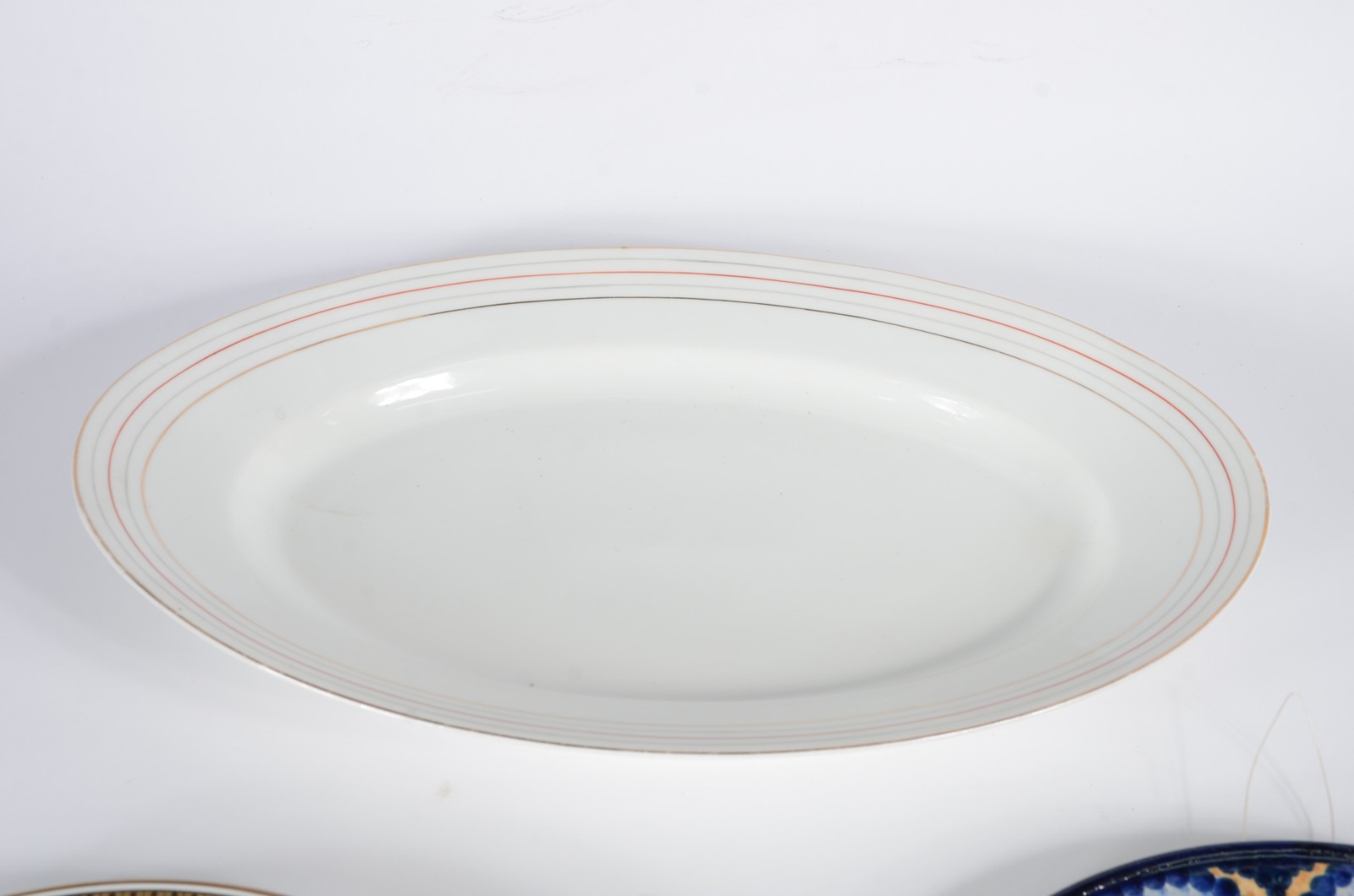 Tres peças diversas de porcelana, sendo uma travessa da Bavaria, um... - foto 3 de 8