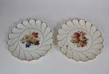 Meissen (1708),  - Par de pratos de porcelana alemã de Meissen, parte central decorado com frutos em policromia, borda em gomos retorcidos com frisos dourados. Marcas da